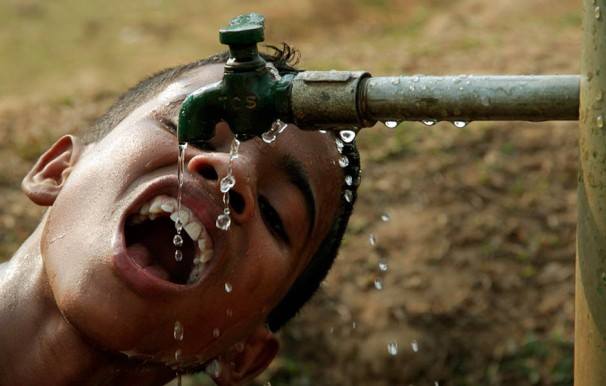 Καθαρισμος νερου - Παιδί πίνει νερό από τη βρύση