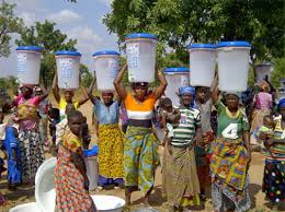 Γυναίκες πουλάνε φίλτρο νερού