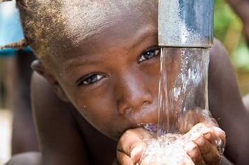 Παιδί πίνει νερό στην Αϊτή